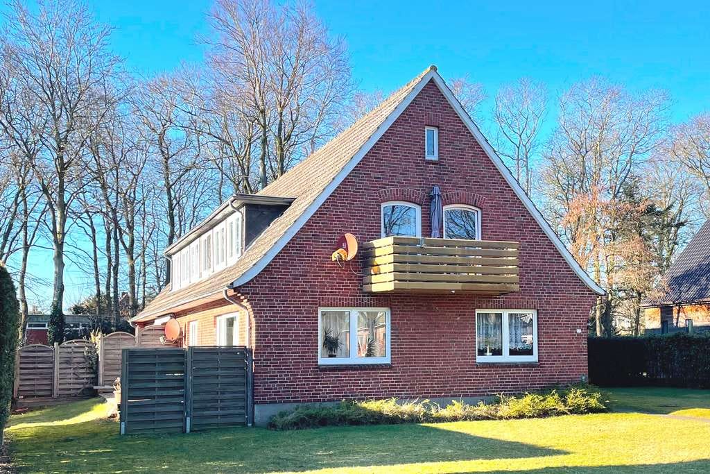 Immobilie in Wyk auf Föhr - Grundsolide Kapitalanlage: Mehrfamilienhaus mit 4 Wohnungen in bester Wyker Wohngegend! - Bild 0