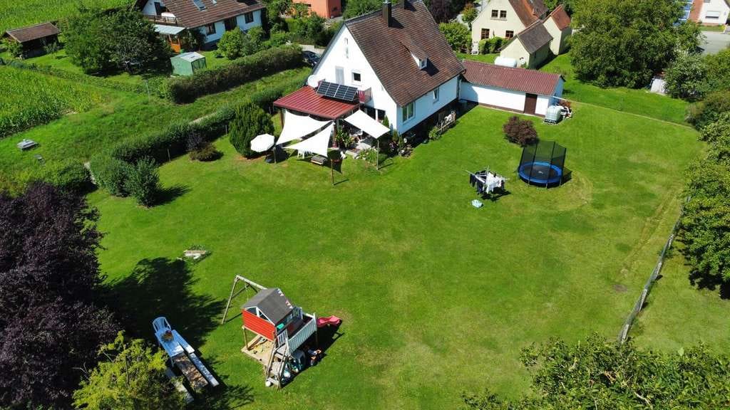Immobilie in Dombühl - Gepflegtes EFH in ruhiger Ortsrandlage: Großes Grundstück in Dombühl (bezugsfrei ab Herbst) - Bild 1