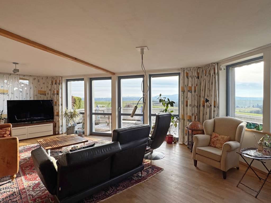 Immobilie in Untersiemau - Ein Architektur-Unikat: Individuelles Passivhaus mit ikonischem Sechseck-Dach - Bild 1