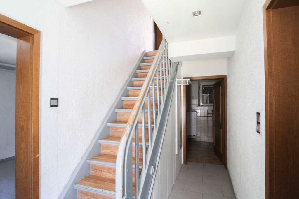 Immobilie in Eisenberg (Pfalz) - Großzügiges Einfamilienhaus mit Garten & viel Potenzial – 7 Zimmer in ruhiger Lage - Bild 1