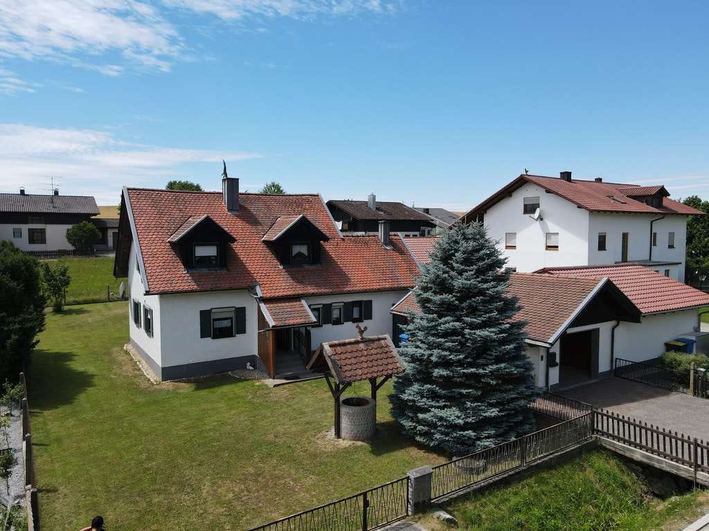 Immobilie in Mengkofen - Charmantes Einfamilienhaus mit großem Garten in Mengkofen - Bild 0