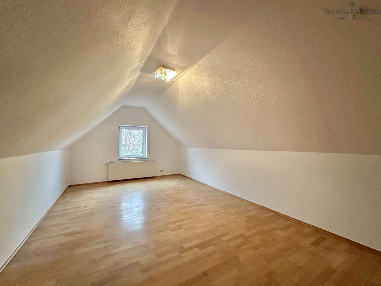 Immobilie in Lehrberg - Familienfreundliche 6-Zimmer-Doppelhaushälfte mit kleinen Garten in Lehrberg - Bild 2
