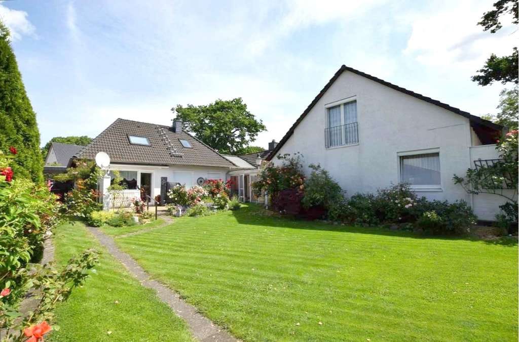 Immobilie in Lehre - 2 Häuser - ein Preis - auf 1.100m² großem, schönem Grundstück mit Garage + Carport. - Bild 1