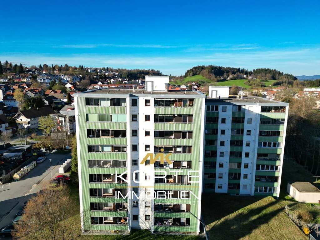 Immobilie in Lindenberg im Allgäu - Kapitalanlage mit Weitblick in Lindenberg im Allgäu: 3-Zimmer-Wohnung mit Westbalkon und Tiefgarage - Bild 0