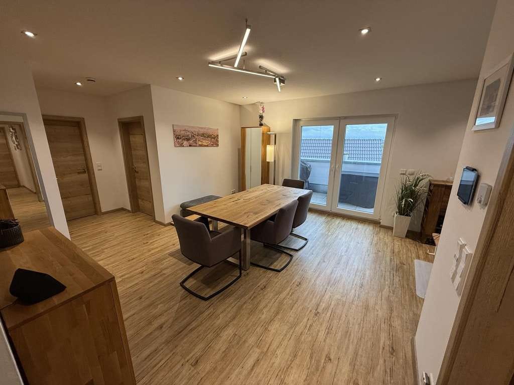 Immobilie in Emskirchen - Moderne 3-Zi.-Wohnung mit Carport und Balkon inkl. Fernblick - provisionsfrei - Bild 0