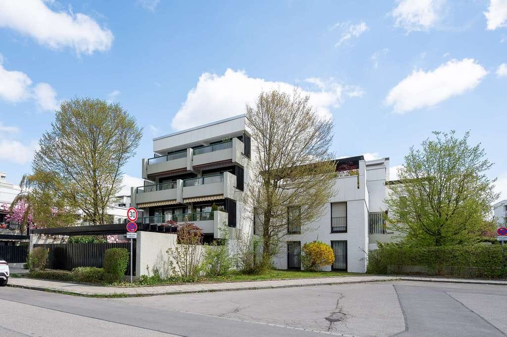 Immobilie in Putzbrunn - FIRSTPLACE - Ihr grünes Refugium: 4-Zi-Gartenwohnung mit Charme in Putzbrunn - Bild 1