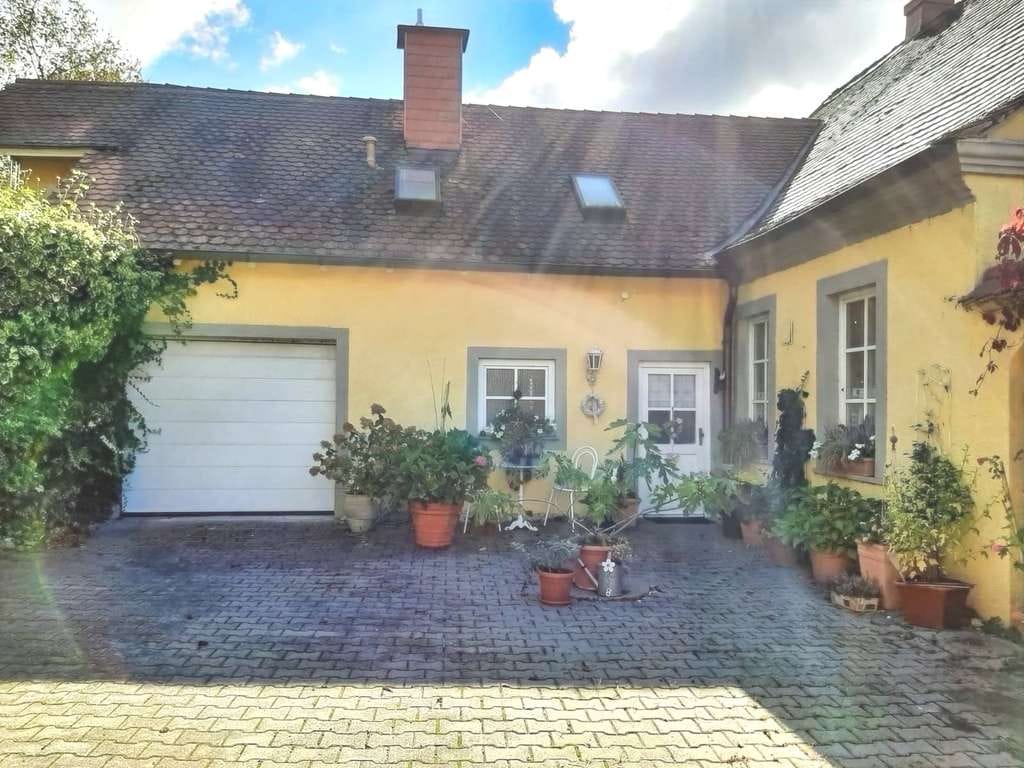 Immobilie in Eltmann - SCHMUCKSTÜCK IM GRÜNEN! Stilvolles Haus mit Einliegerwohnung und Poolanlage auf einem sonnenverwö - Bild 4