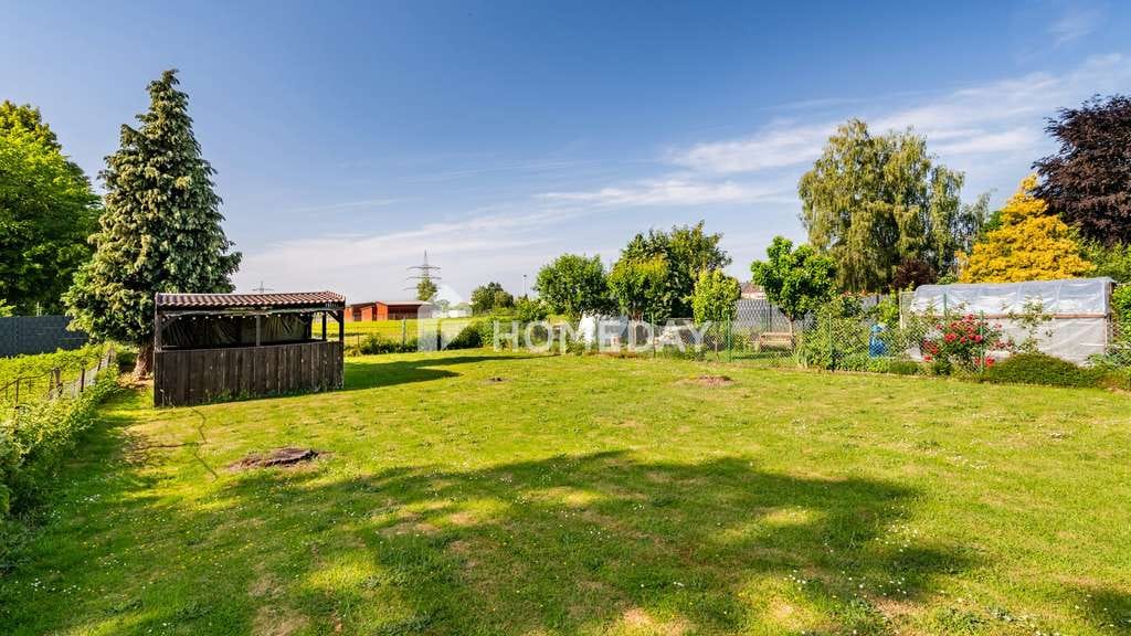 Immobilie in Alsdorf - Solide Werte mit Historie: voll vermietetes MFH auf großem Gartengrundstück mit drei Garagen - Bild 1