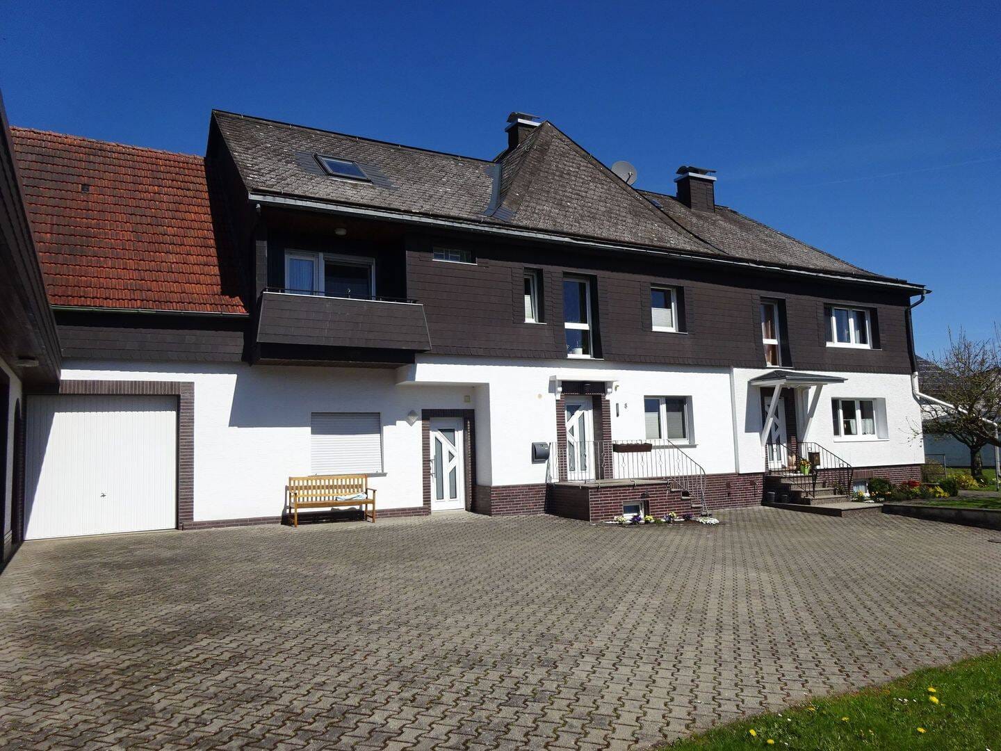 Immobilie in Medebach - Gepflegtes Wohnhaus mit Scheune und Garagen in wunderschöner Lage - Bild 3