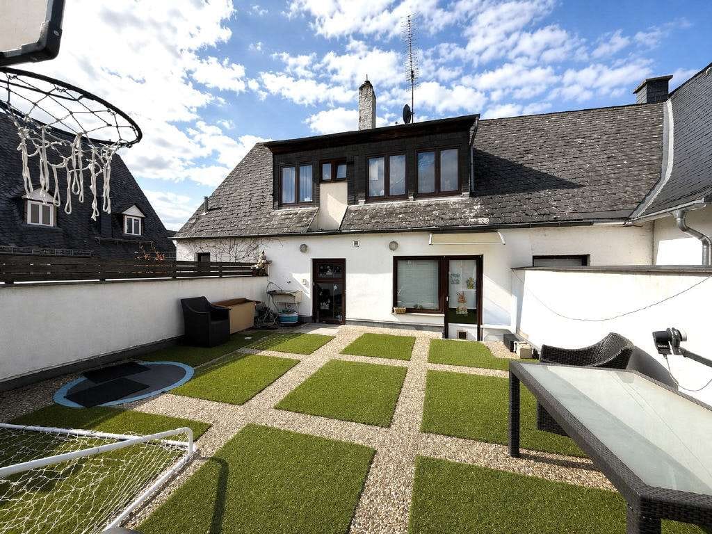 Immobilie in Oestrich-Winkel - Großzügiges 2-3 Familienhaus mit toller Terrasse in sehr guter Lage von Oestrich-Winkel - Bild 1