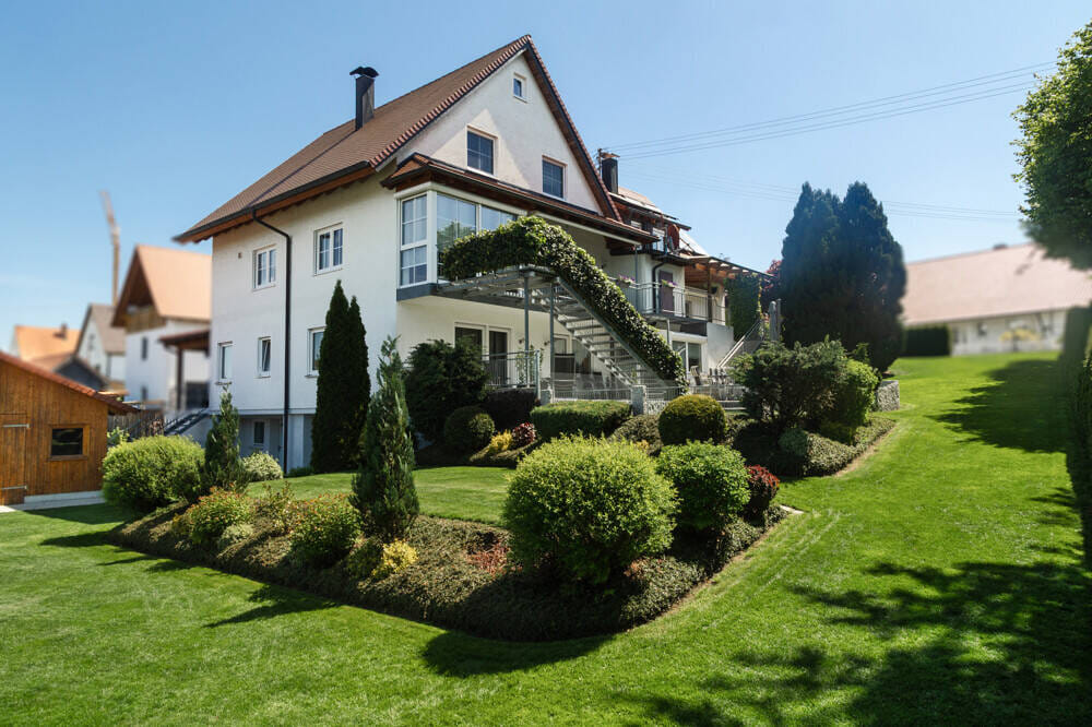 Immobilie in Kötz - Zuhause für Generationen: Wohnensemble mit PV-Anlage, ELW & großem Grund in Kötz. - Bild 1