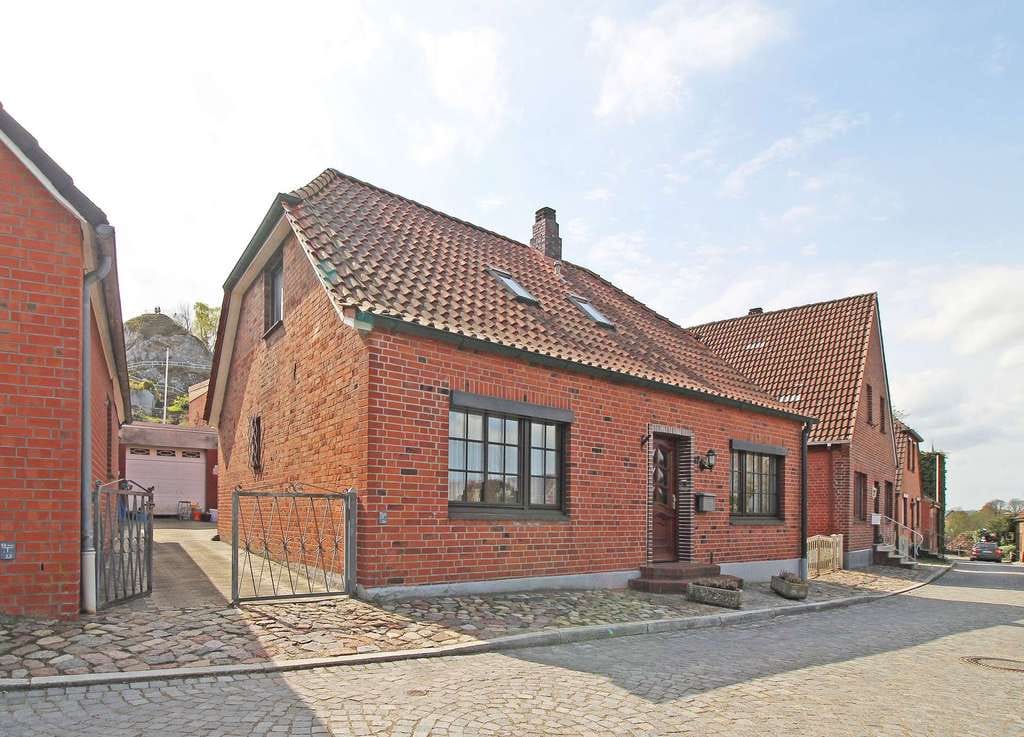 Immobilie in Bad Segeberg - Charmantes Einfamilienhaus mit Blick zum Kalkberg - Bild 0