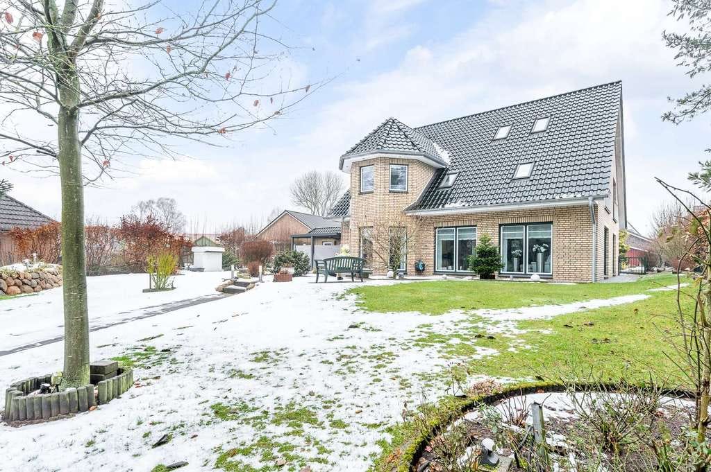 Immobilie in Fockbek - Großes und hochwertiges Einfamilienhaus mit Doppelgarage in gefragter Lage nahe des Fockbeker Sees - Bild 1