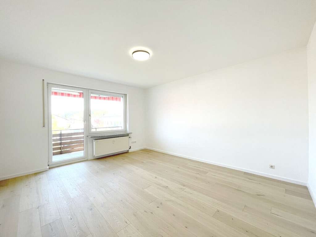 Immobilie in Feldkirchen-Westerham - Helle renovierte 2 Zi.-Whg. mit 2 Balkonen, Tageslichtbad, Einbauküche, Hobbykeller in ruhiger Lage - Bild 3