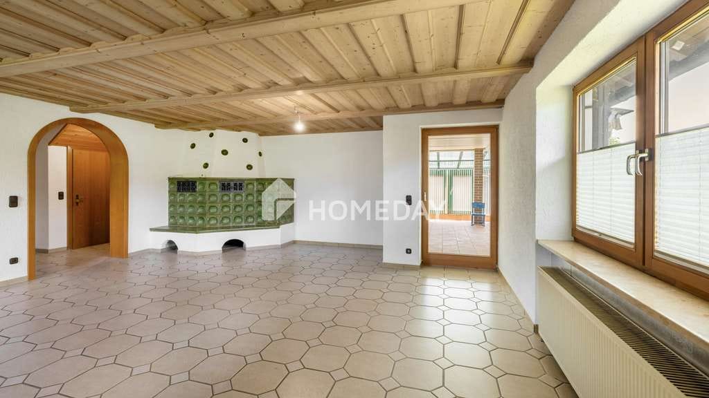 Immobilie in Mallersdorf-Pfaffenberg - Perfekt für Mehrgenerationen – Großzügiges Haus mit 7 Zimmern, EBK und Wintergarten - Bild 2
