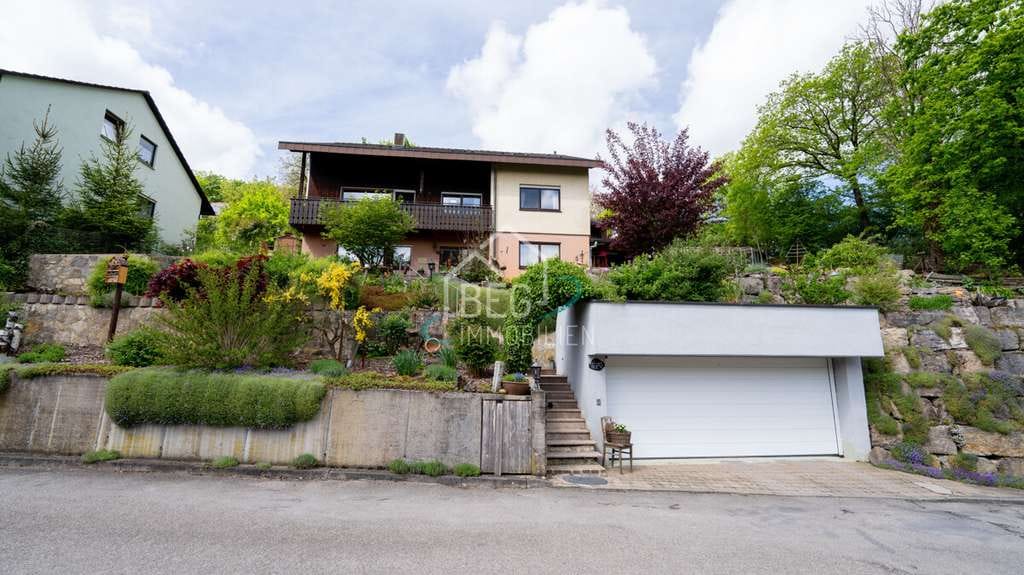 Immobilie in Mulfingen - Einfamilienhaus mit Einliegerwohnung und 
zusätzlichem Bauplatz in ruhiger Waldrandlage - Bild 1