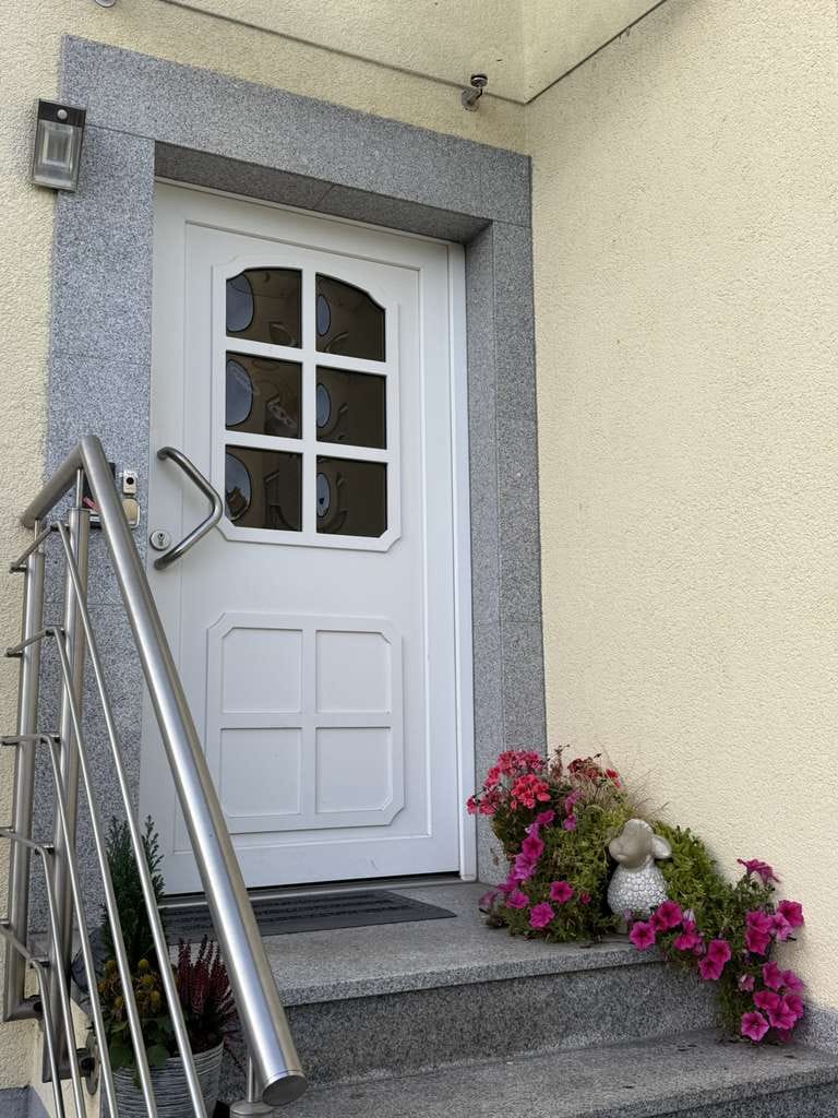 Immobilie in Gladenbach - Geräumiges, renoviertes Haus mit Garten in Mornshausen; Zweietagen-Wohneinheit plus DG-WE - Bild 1