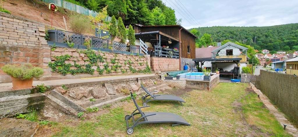 Immobilie in Esthal - Einzugsbereites Familien- oder Ferienhaus mit schönem Garten und top Freizeitangeboten in Waldlage - Bild 3