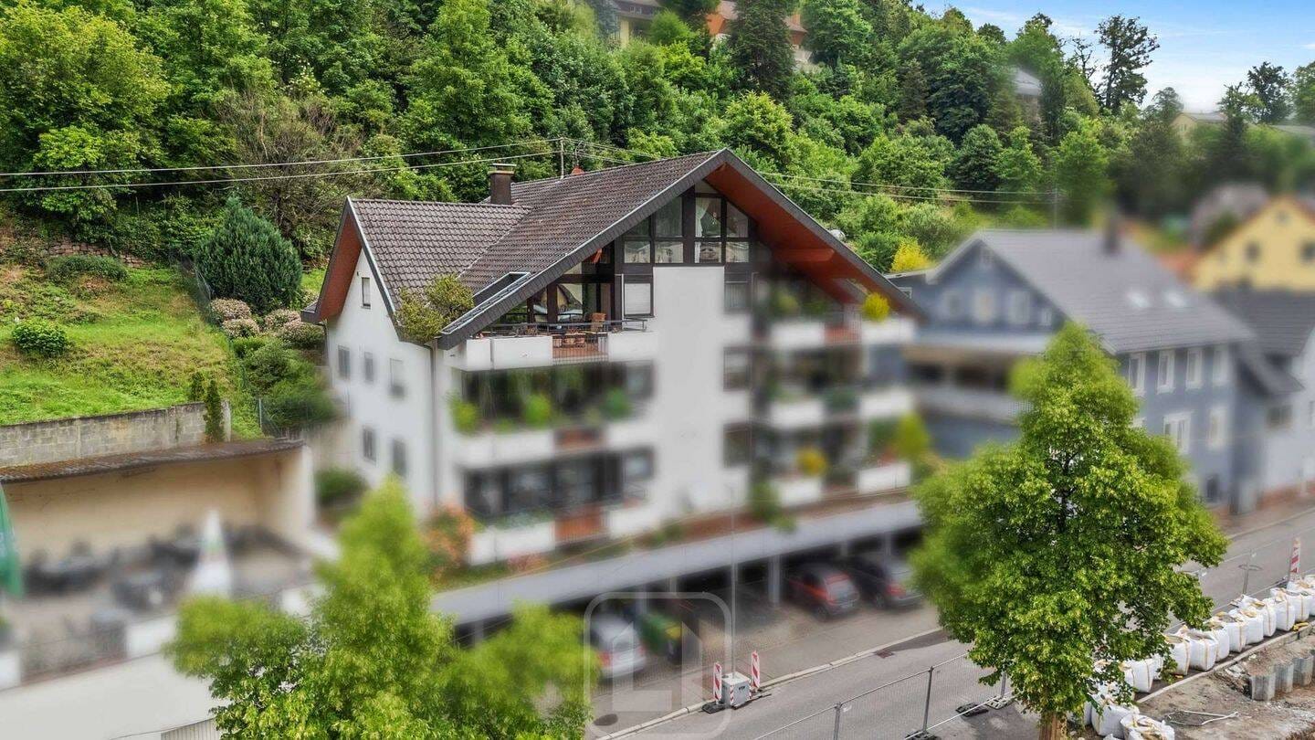 Immobilie in Neuenbürg - Stilvolle DG-Wohnung mit Galerie - Panorama auf die Enz | Garage | 116,30 m² Wohnfläche - Bild 0