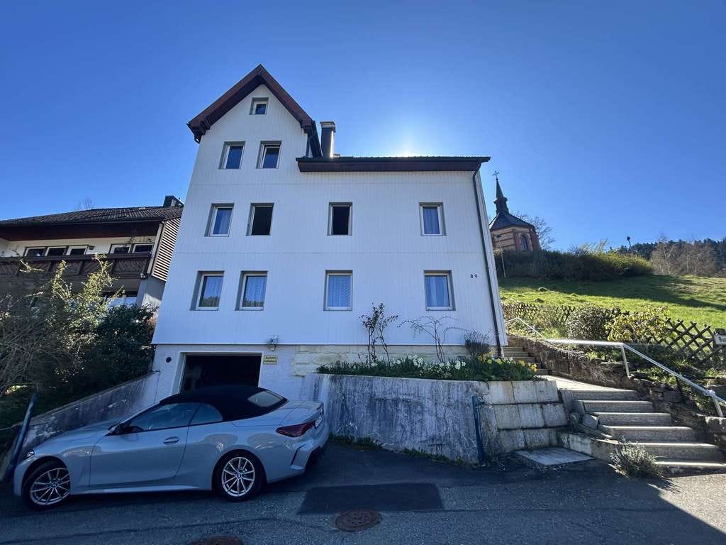 Immobilie in Schramberg - Preiswert wohnen mit großem Grundstück und herrlicher Aussicht! - Bild 1