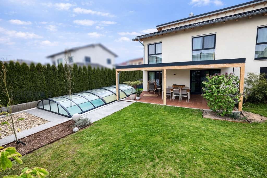 Immobilie in Kirchroth - Wohnen auf höchstem Niveau: Haus mit Pool, hochwertiger Ausstattung und viel Platz für die Familie - Bild 1