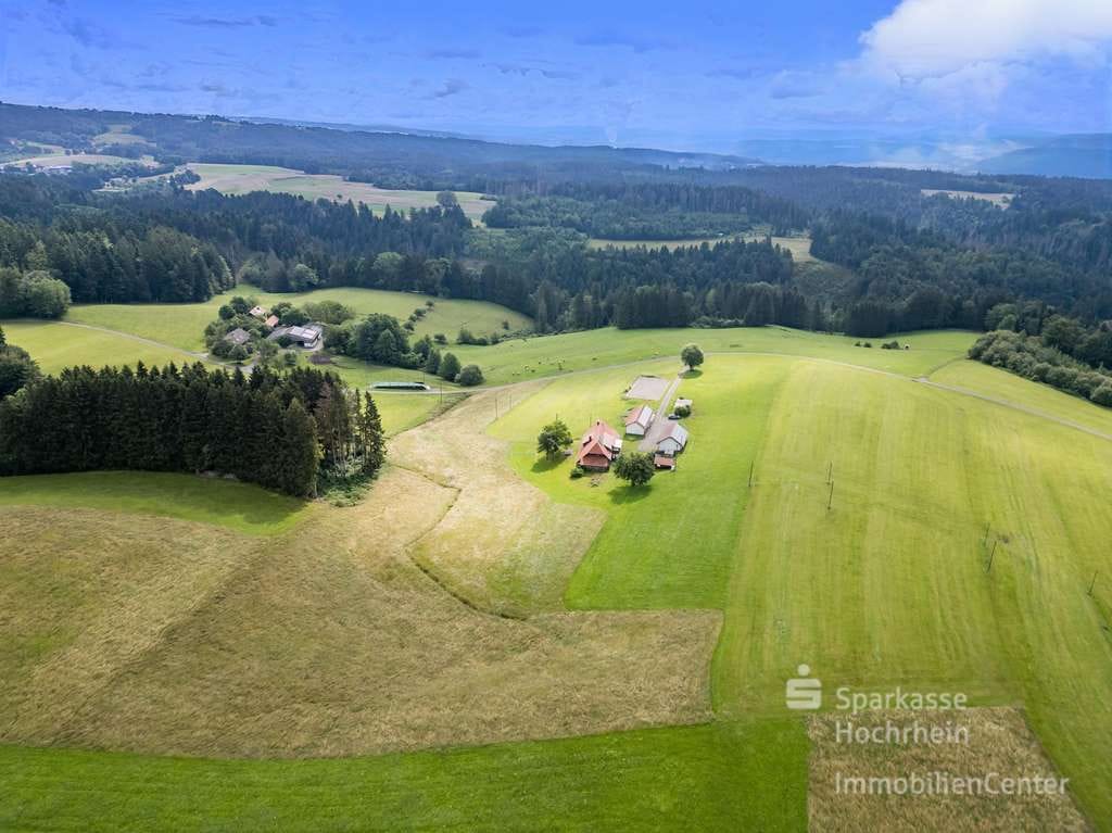 Immobilie in Rickenbach - "Pferdehof" mit drei Wohneinheiten in Alleinlage - 52.000 qm Grünfläche direkt am Gebäude - Bild 1
