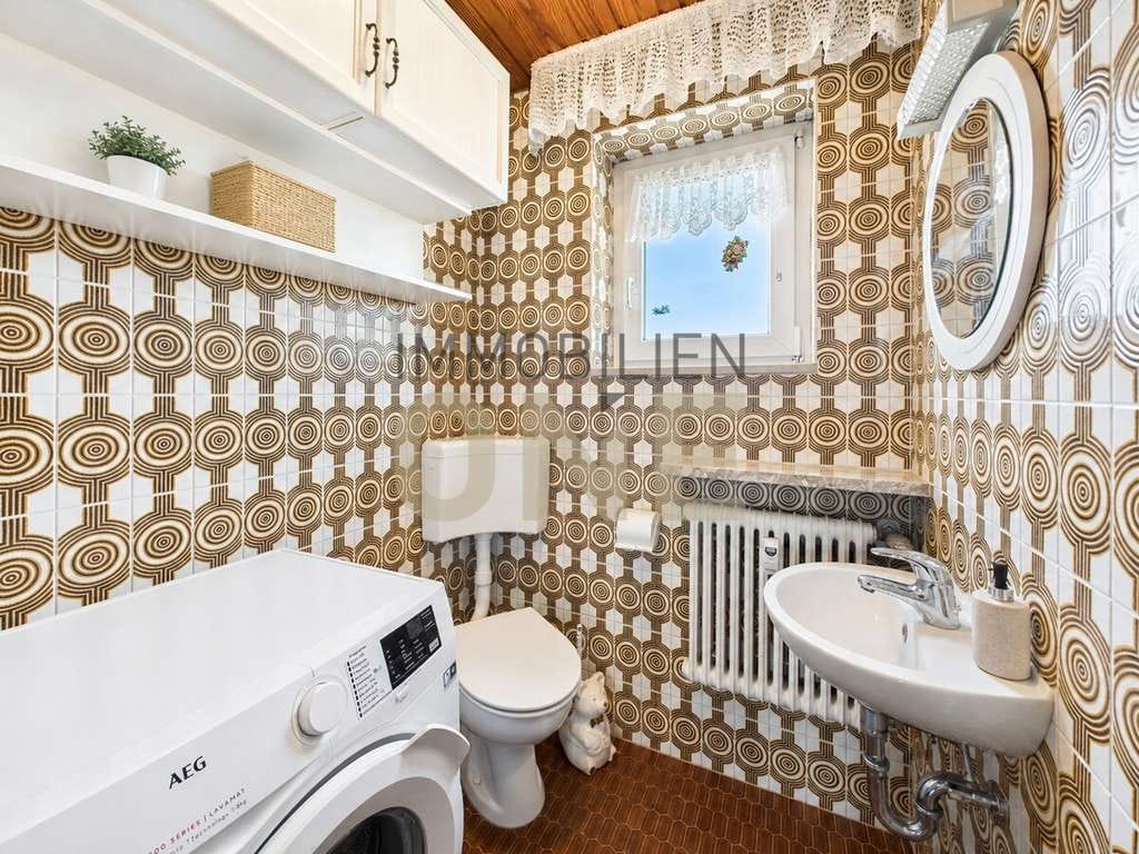 Immobilie in Barbing - Sanierungsbedürftige 4,5-Zimmer-Wohnung mit Südbalkon, Einzelgarage und Weitblick - Bild 3