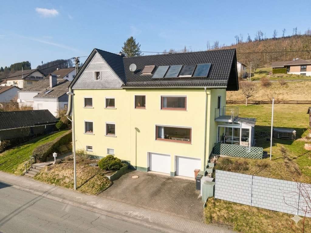 Immobilie in Netphen - VR IMMO: Familienfreundliches Einfamilienhaus mit vielseitigem Wohnkonzept, großem Garten und Sauna! - Bild 1