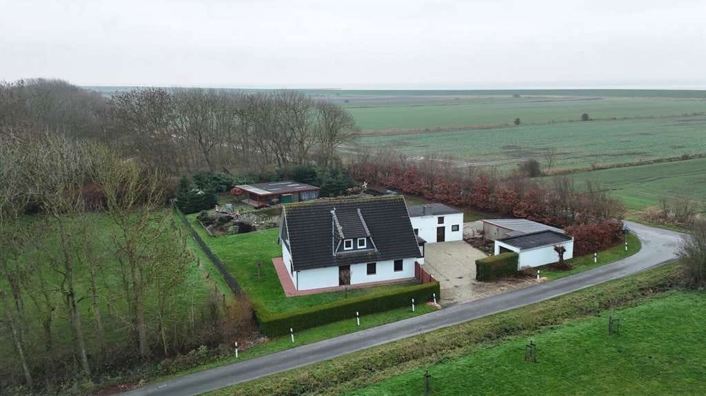 Immobilie in Wurster Nordseeküste - Freistehendes Einfamilienhaus hinter dem Deich – mit großem Grundstück und viel Potenzial - Bild 2