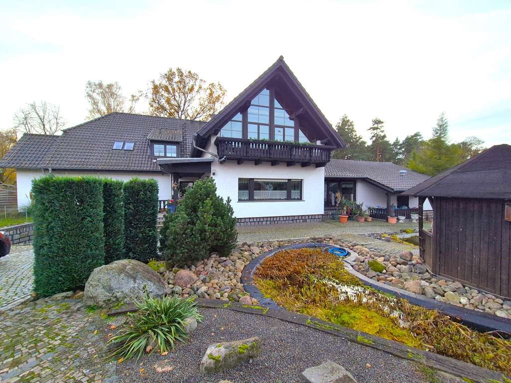 Immobilie in Krausnick-Groß Wasserburg - Stilvolles Architektenhaus in naturvoller Umgebung – Einliegerwohnung – Innenpool – - Bild 0