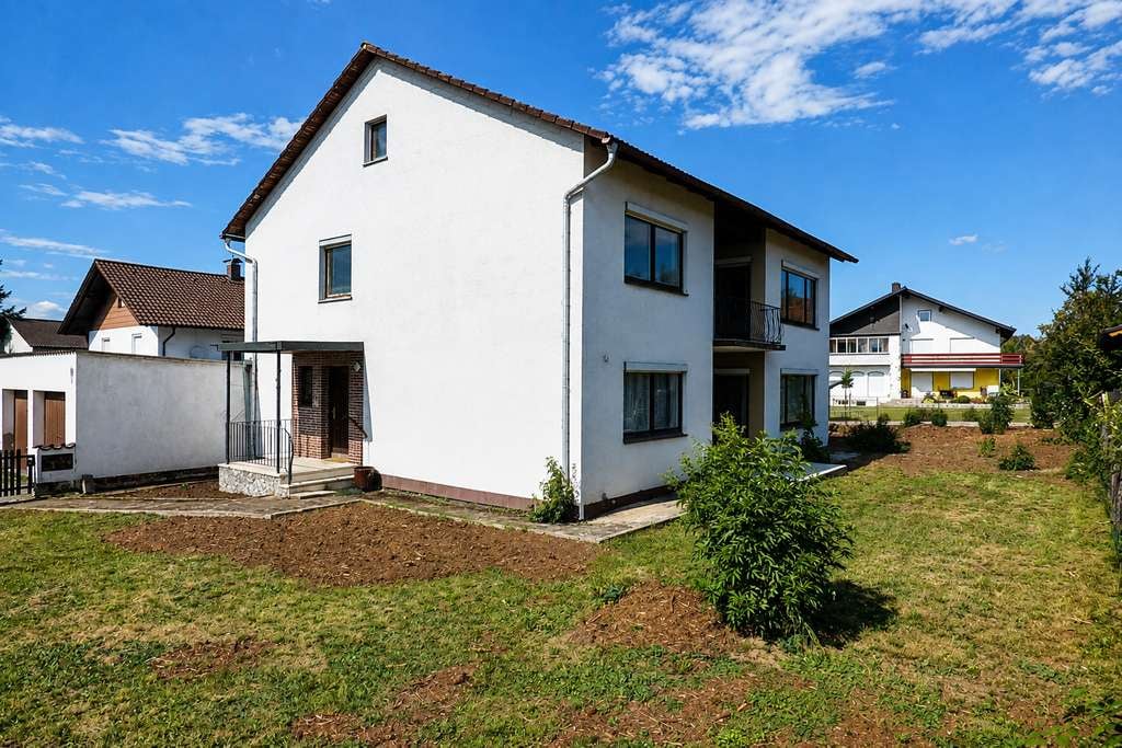 Immobilie in Reisbach - Freistehendes Zweifamilienhaus: 891 m² Grund, schöne, ruhige Lage - Bild 0