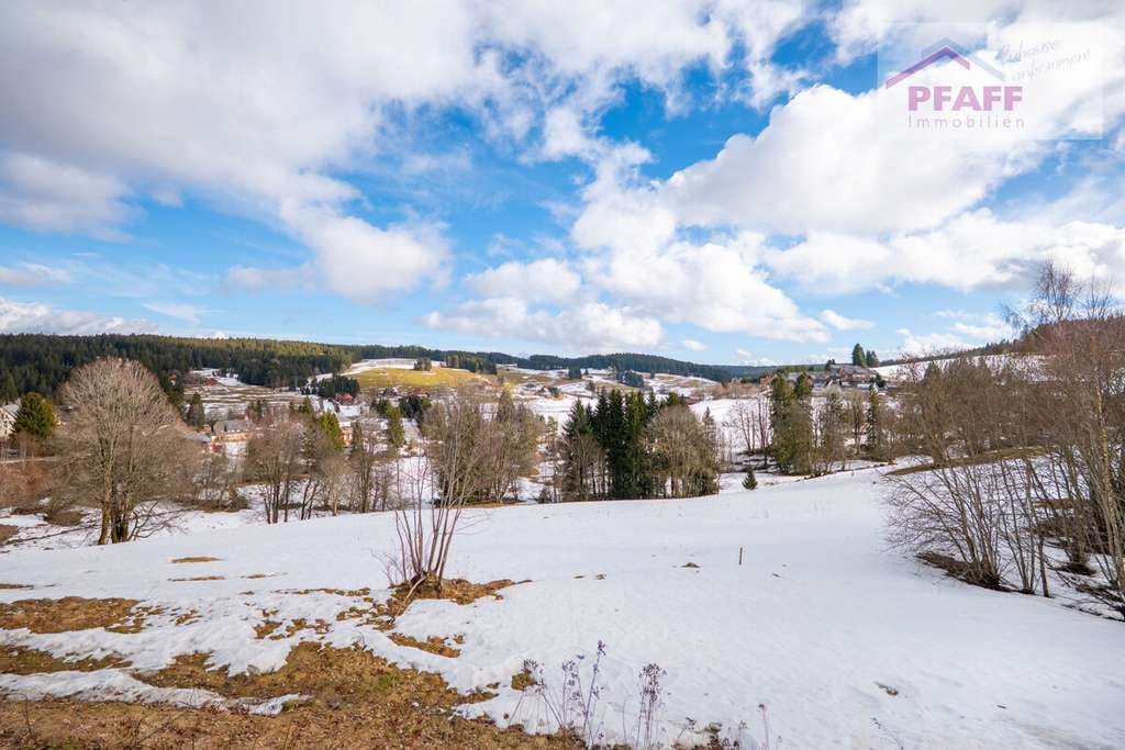 Immobilie in Schönwald im Schwarzwald - Zuhause ankommen in der Rhönstrasse in Schönwald! Möblierte 1 Zi.-Whg. mit Einbauküche - Bild 1