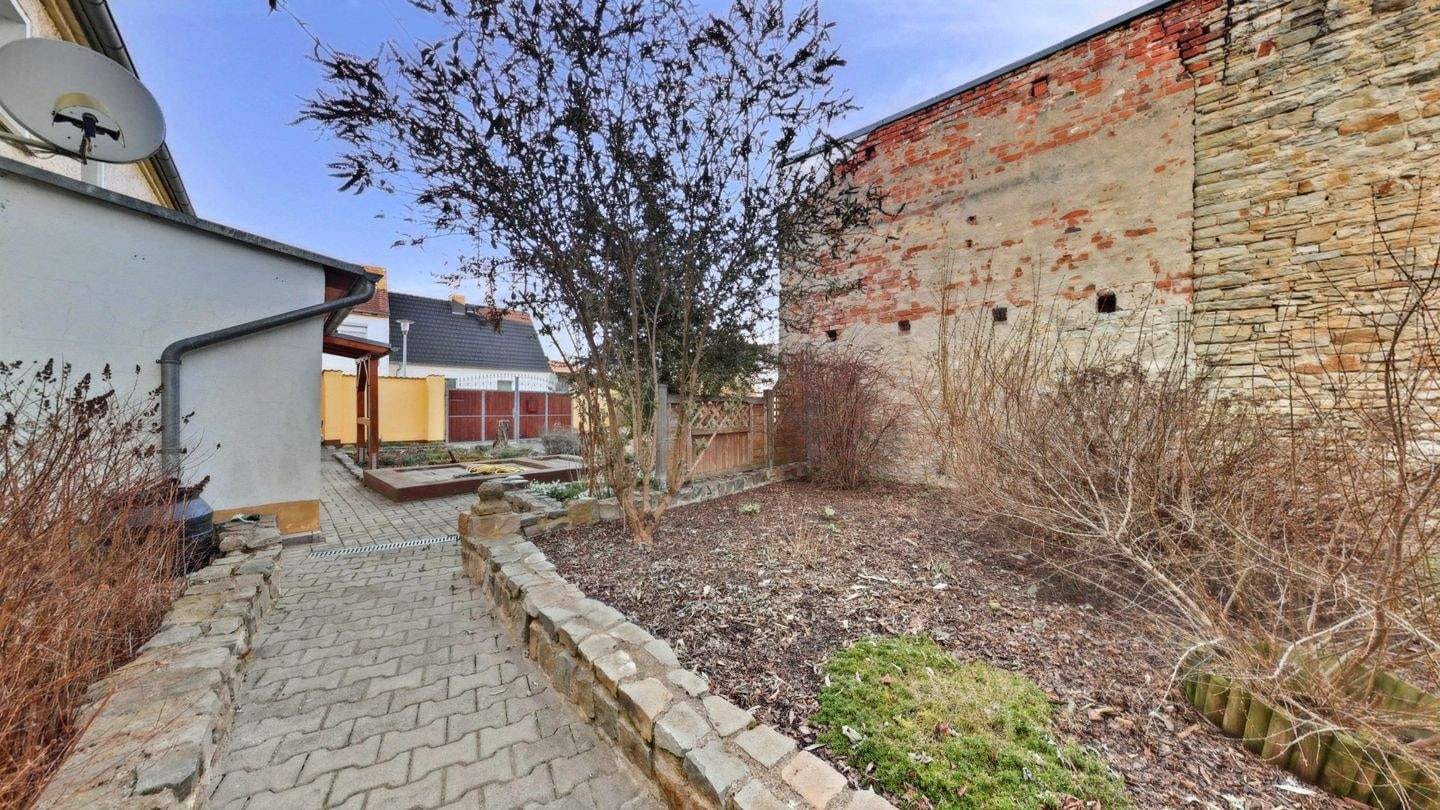 Immobilie in Bördeland - Charmantes Einfamilienhaus mit Innenhof, Doppelgarage und Ausbaupotenzial in ruhiger Lage von Eggersdorf - Bild 3