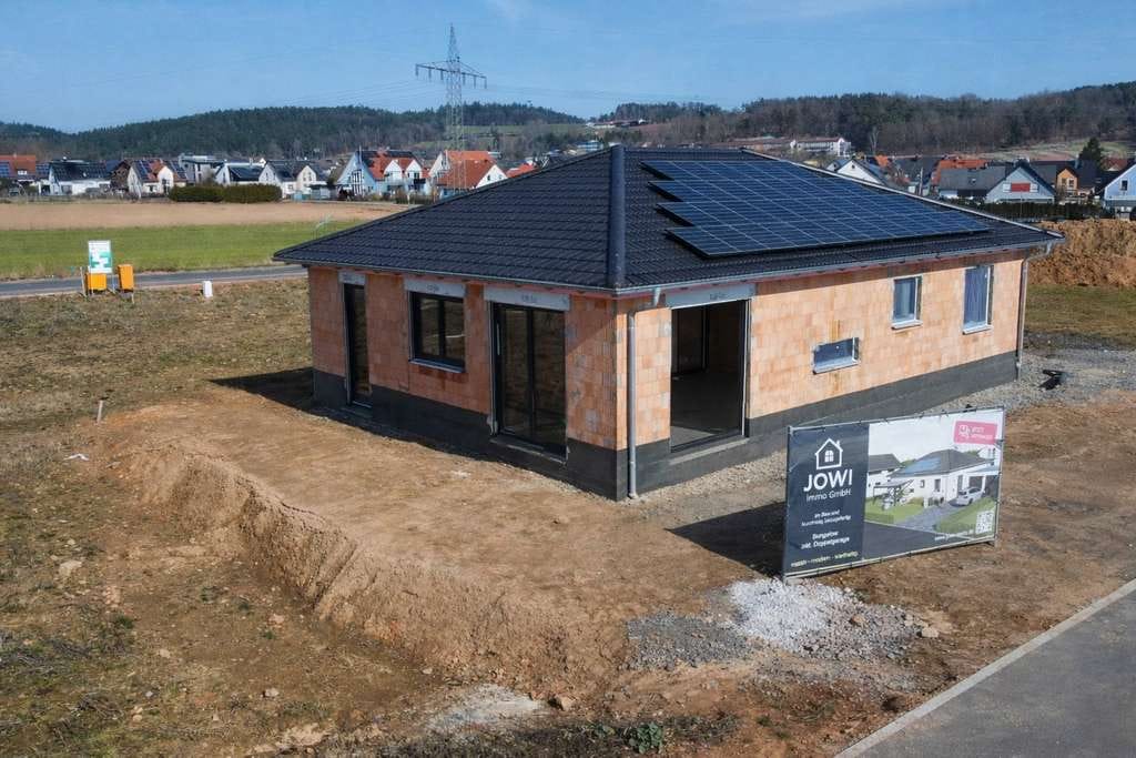 Immobilie in Irchenrieth - Bungalow mit Doppelgarage in Irchenrieth - Rohbau fertiggestellt - Bild 1