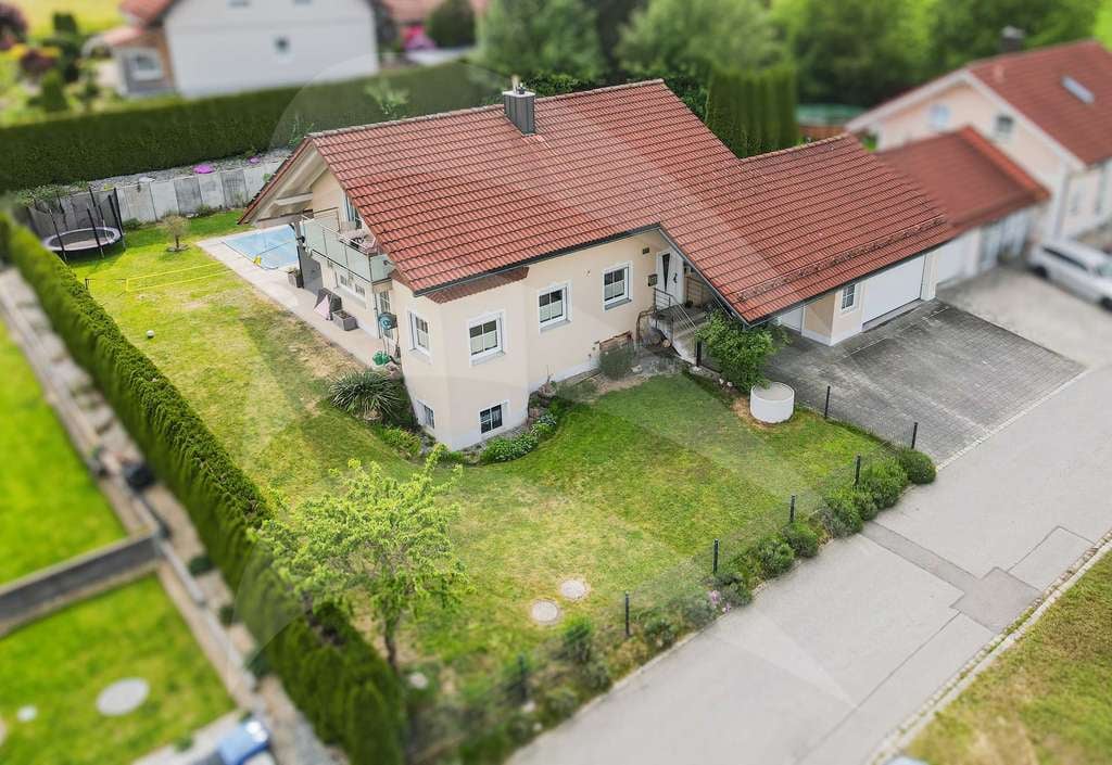 Immobilie in Hutthurm - Gepflegtes Einfamilienhaus mit großem Garten, Pool und Einliegerwohnung - Bild 4