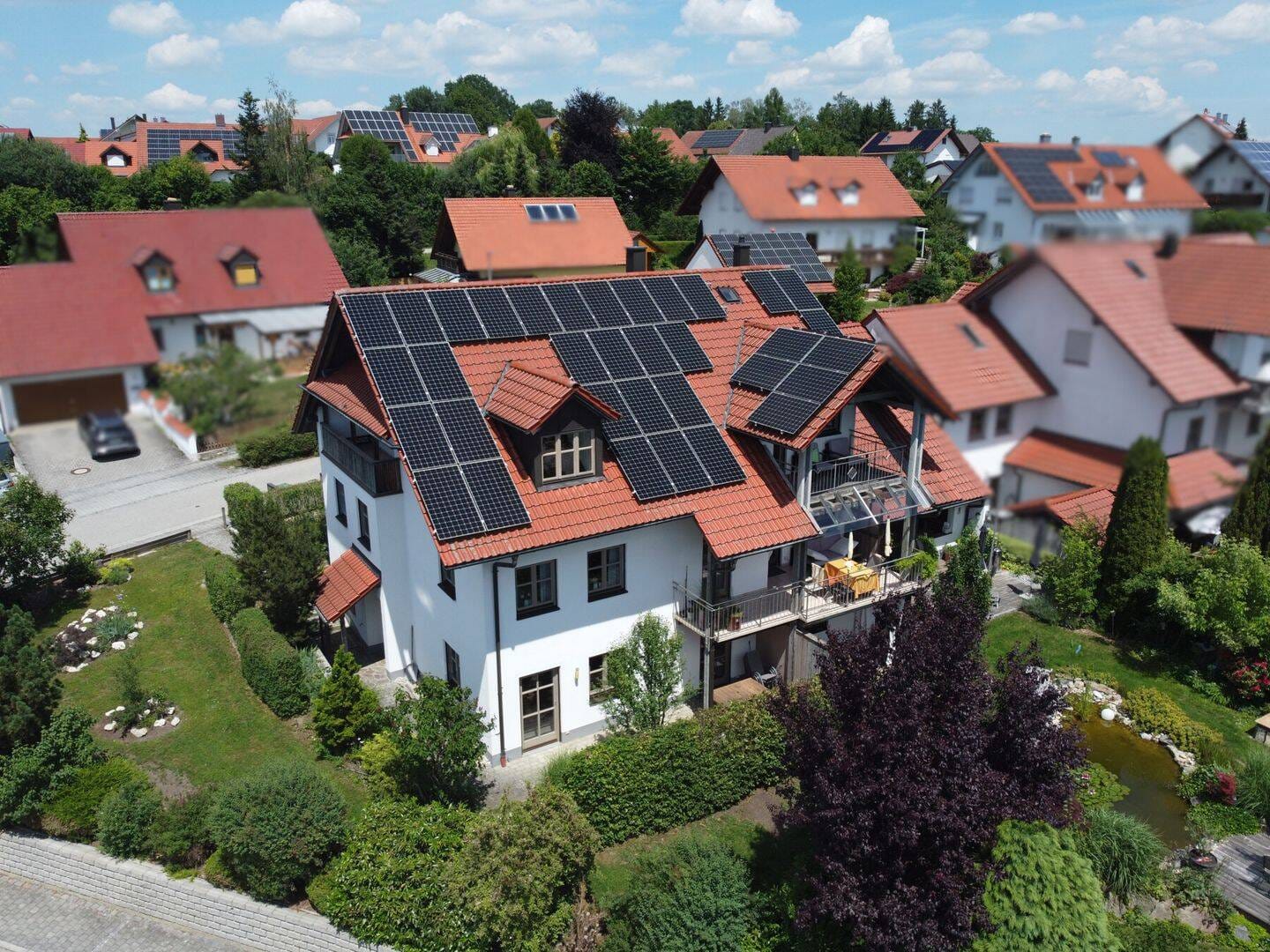 Immobilie in Vilsbiburg - Viel Platz in gepflegter Lage: Modernisiertes Haus mit Einliegerwohnung, PV-Anlage und Doppelgarage - Bild 1