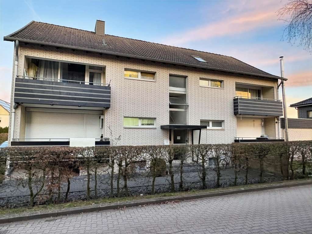 Immobilie in Sarstedt - Gepflegtes 4-Familienhaus als attraktive Kapitalanlage - Bild 0