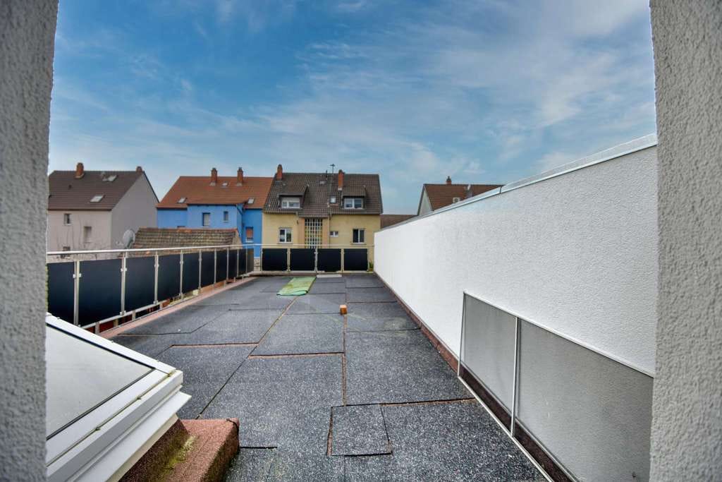 Immobilie in Mannheim - Bezugfsfreie 6 ZKBB mit XL-Panoramaterrasse & Gemeinschaftsgarten | Gepflegtes 2FH mit Garage - Bild 2