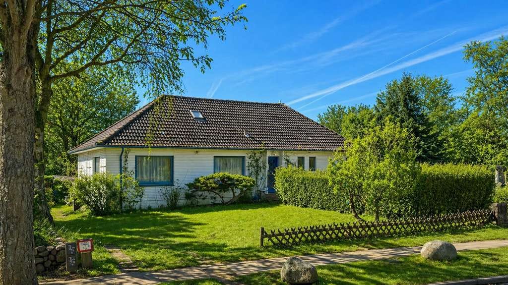 Immobilie in Wyk auf Föhr - Attraktives Grundstück mit Bestand in strandnaher Toplage - ideal für Sanierung oder Neubau - Bild 0