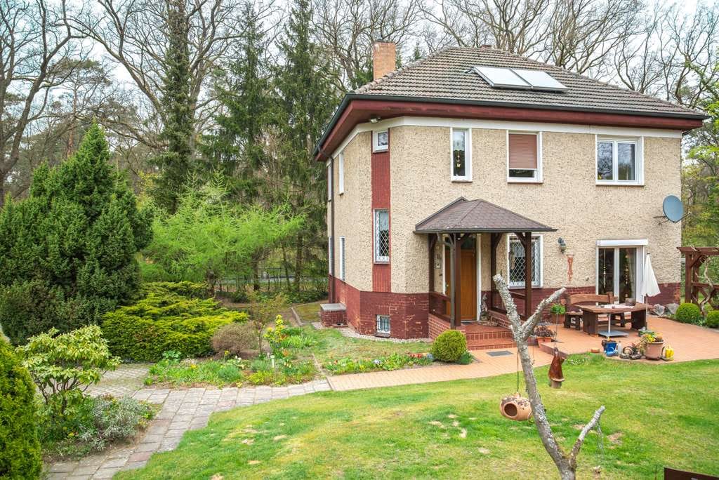 Immobilie in Müncheberg - Massives Försterhaus im Wald, 6 Zimmer, ca. 4.600 m² Grundstück, Garage, Nebengebäude - Bild 1
