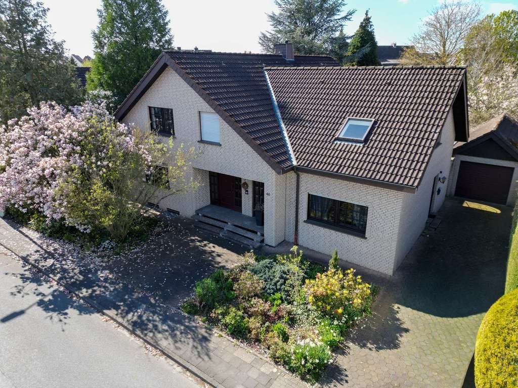 Immobilie in Salzkotten - Großzügiges Einfamilienhaus mit Einliegerwohnung und Garten in Salzkotten - Bild 0