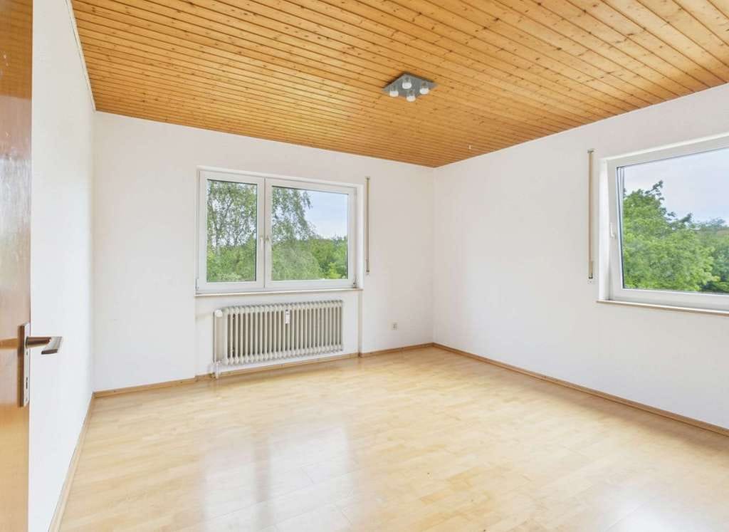 Immobilie in Niefern-Öschelbronn - Lichtdurchflutete 4-Zimmer-Terrassenwohnung mit traumhaftem Ausblick und Garage - Bild 2