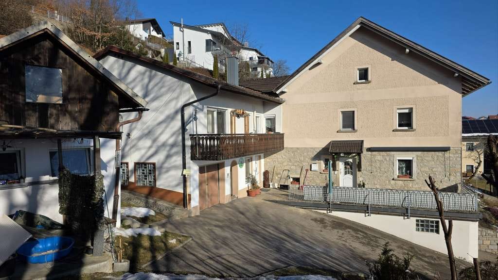 Immobilie in Hauzenberg - Zwei Haushälften - eine  starke Kombination: Mehrgenerationenwohnen mit Panoramablick in Hauzenberg - Bild 2