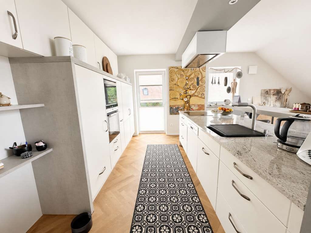 Immobilie in Ellgau - Exklusive und hochwertig ausgestattete 3 ZKB mit gr. Balkon, EBK und Garage! KFW 40 Plus - Bild 4