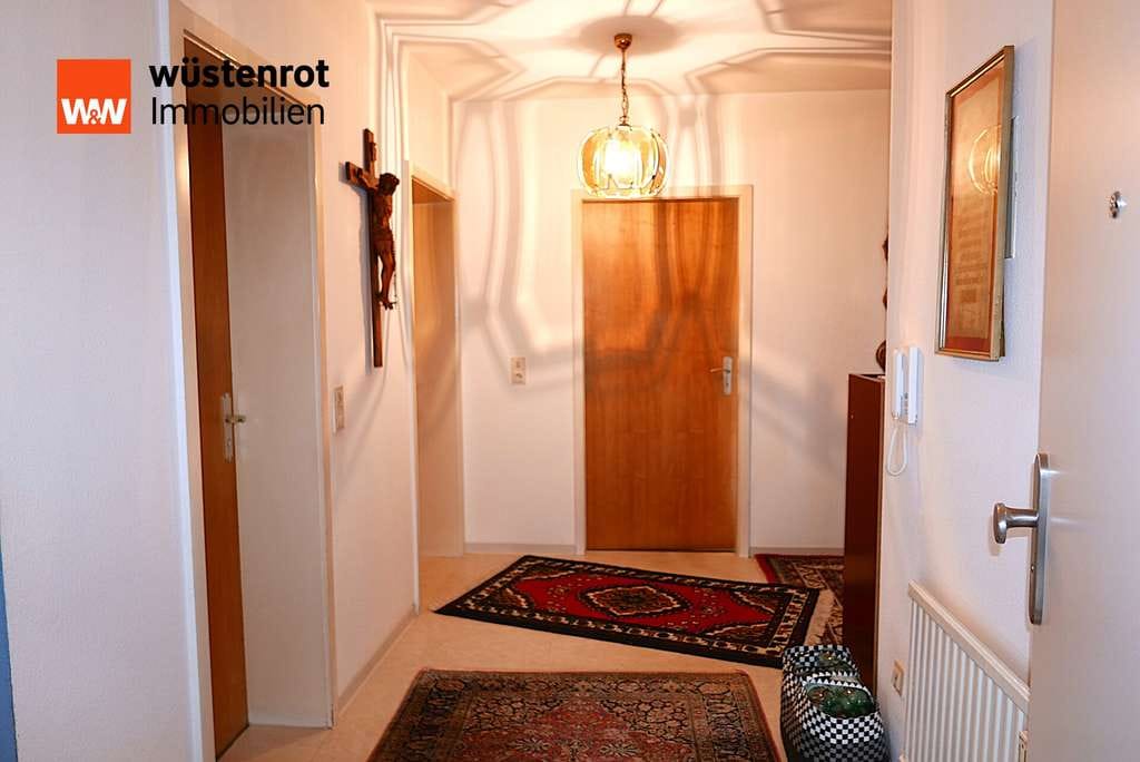 Immobilie in Glatten - Zweifamilienhaus mit Einliegerwohnung und drei Garagen in Glatten in bester Aussichtslage. - Bild 2