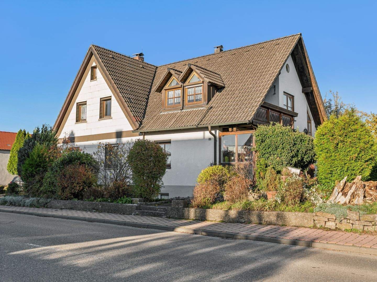 Immobilie in Unterschneidheim - Großzügiges Zweifamilienhaus in günstiger Lage im beliebten Unterschneidheim - OT Zöbingen - Bild 0