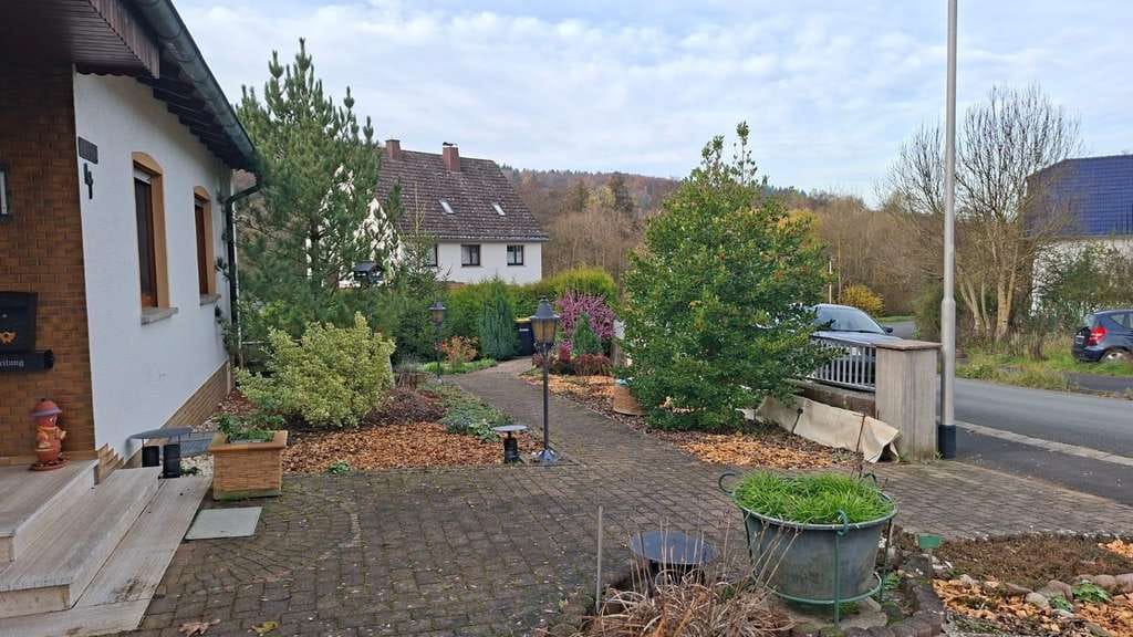 Immobilie in Braunfels - Großzügiges Einfamilienhaus mit zwei Doppelgaragen und einem großen Garten mit Obstbäumen - Bild 2