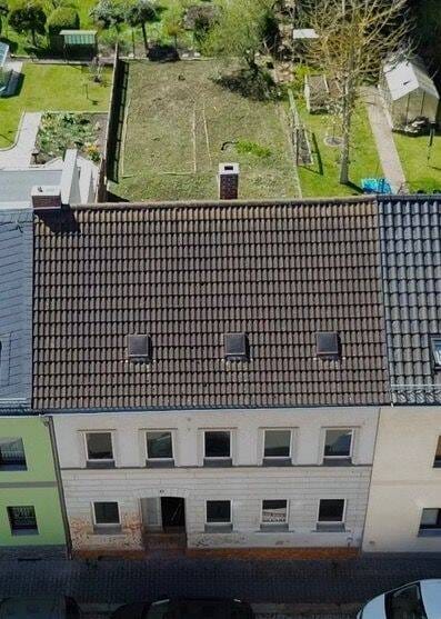 Immobilie in Schmölln - Charmantes Reihenhaus mit großem Potenzial im Herzen von Schmölln - Bild 0