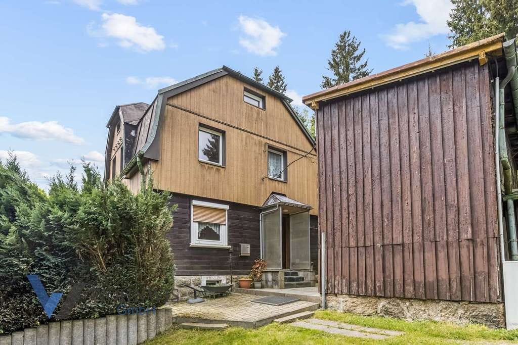 Immobilie in Klingenthal - Einfamilienhaus mit großem Grundstück, Bungalow, 2 Schuppen und mehreren Garagen in Klingenthal - Bild 1