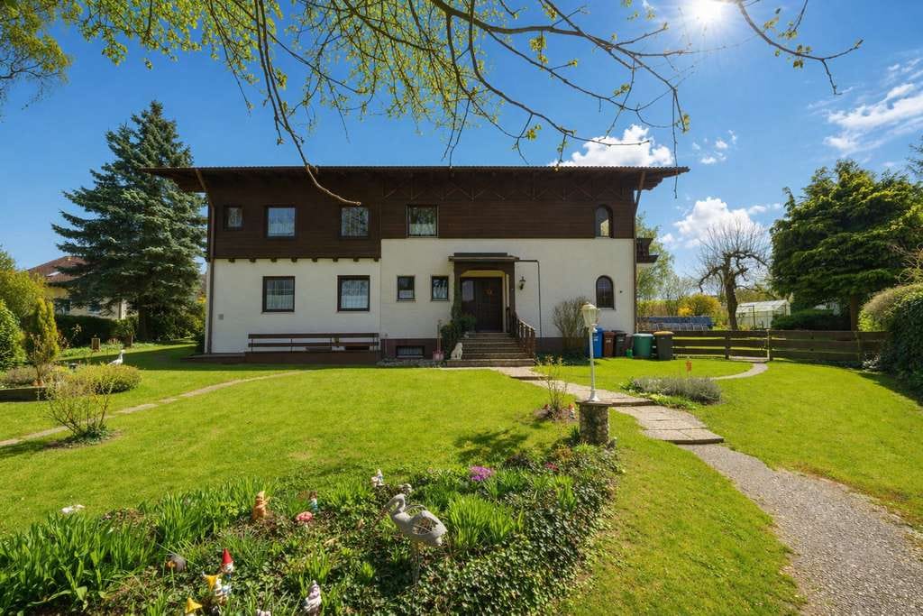 Immobilie in Reisbach - Das Haus, welches sich selbst mitbezahlt - 1/2-Familienhaus mit 1945 qm Grundstück & 3 Garagen - Bild 1